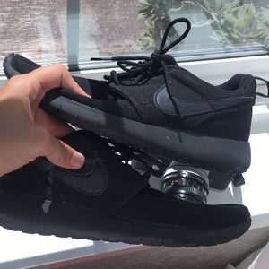 Black nike roshes